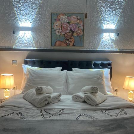 Anna Maria Greek Filoxenia Apartment พีเรียส ภายนอก รูปภาพ
